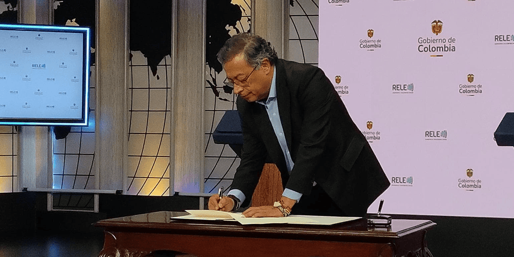 El presidente Petro firma directiva para orientar la interacción entre funcionarios públicos y periodistas